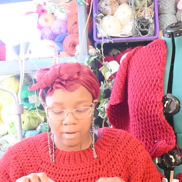 Playing yarn chicken but it's really playing me 🧶🤌🏽