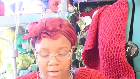 Playing yarn chicken but it's really playing me 🧶🤌🏽