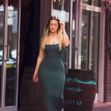 Model Off-Duty Never. 👠 This Glam Look Stops Traffic!