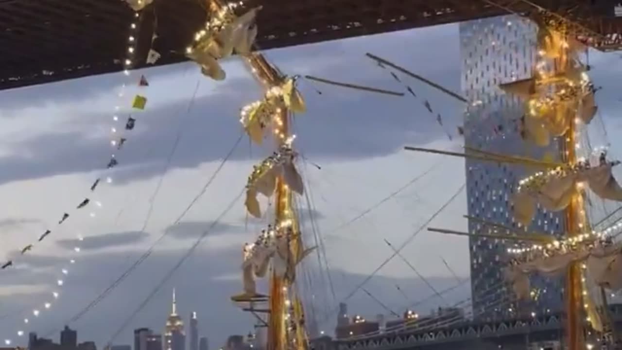 Mexican ship crashes into NYC bridge