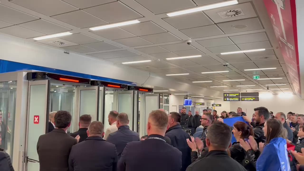 Lideri i PD-së Sali Berisha në Itali, pritja madhështore në aeroportin e Veronas