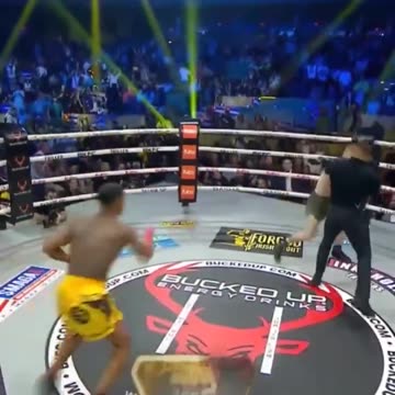 He lost his mind after a punch 🤛