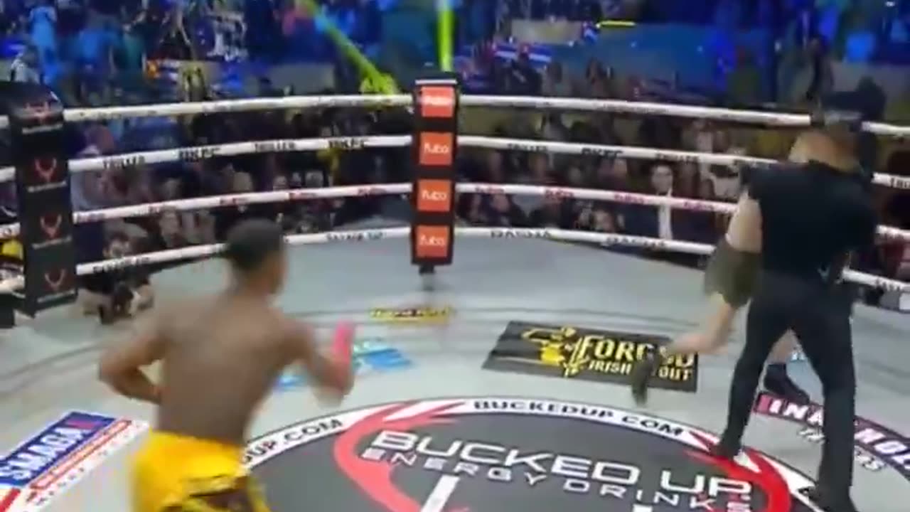 He lost his mind after a punch 🤛