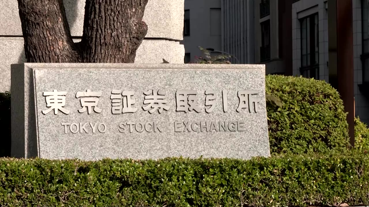 Trump unveils new 25% auto tariffs set for next week