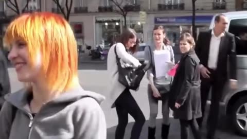 Hayley Williams singing Ignorance with a fan