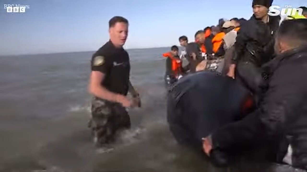 French cops SLASH migrant boat & drag it to shore as conveniently placed