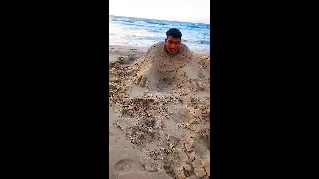 Teman Yang iseng Bermain di pantai