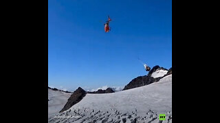 Helicóptero lleva cerveza a refugio alpino a 3.000 metros