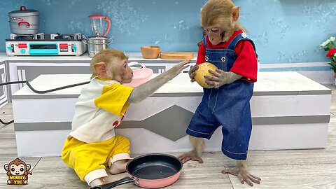 Super touching! Monkey YiYi helps YinYin cook potatoes when he can't cook with one hand
