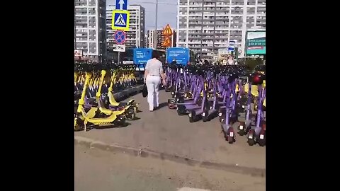 🛴 Así es el estacionamiento de 'scooters' eléctricos en San Petersburgo, Rusia