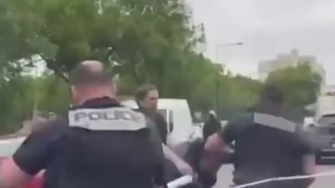 🇫🇷🔴 French police officers brutally attacked in multicultural Paris neighborhood