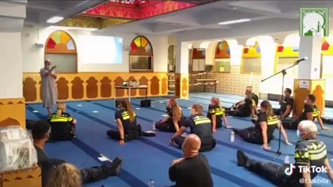 🇳🇱In the Netherlands, 🚓police officers are required to visit 🕌 mosques and study ☪Islam and the Koran in order to combat ‘Islamophobia’.