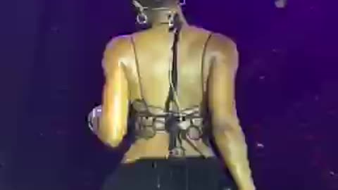 Ayra Star whines her waist on Stage…😳😳😳🤭