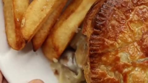 CHICKEN LEEK & MUSHROOM PIE