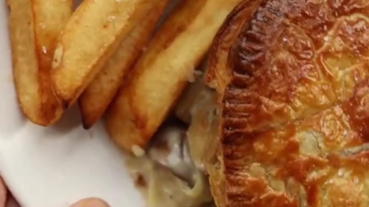 CHICKEN LEEK & MUSHROOM PIE