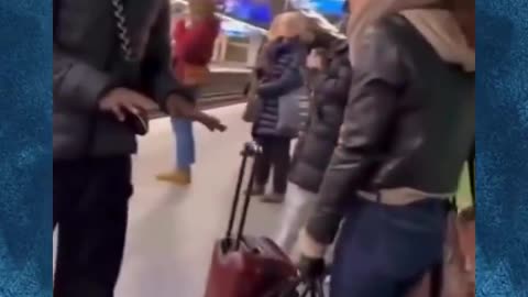 Black tries to steal luggage