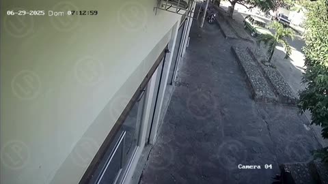 Momento exacto en el que joven pierde la vida cuando bajaba del aeropuerto en patines