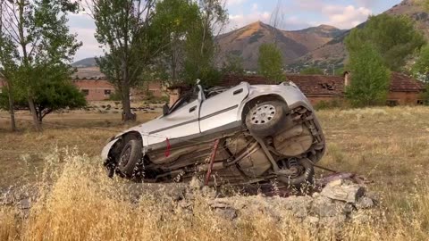 Makina del nga rruga dhe rrokulliset disa herë, plagoset shoferi