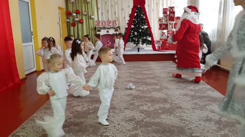 Grupa mijlocie Grădinița de copii «Fluieraș» Concert Vine Anul Nou 2/3 Vancicăuți 24 decembrie 2025