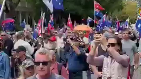 Australia in piazza in solidarietà a Charlie Kirk