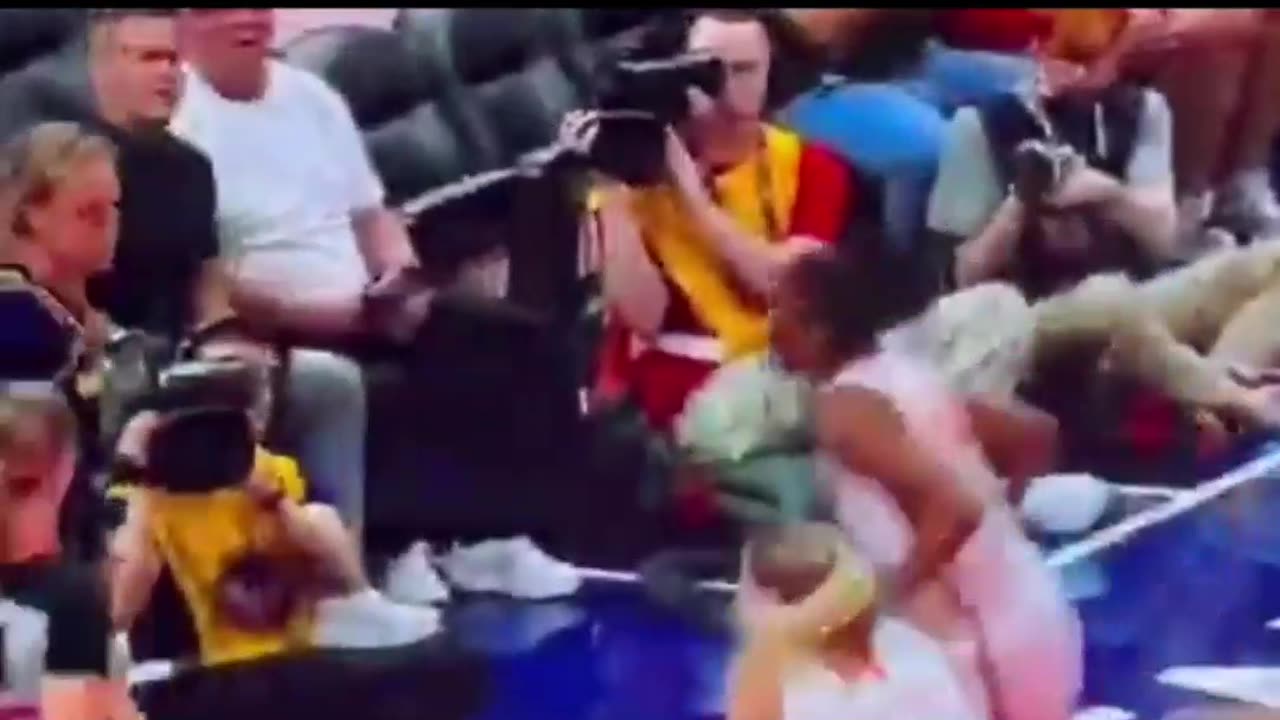 Sophie Cunningham in a brawl with Caitly Clark
