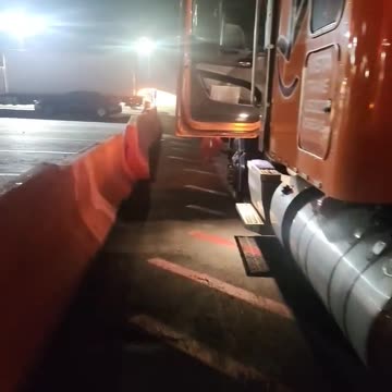 DO I HELP OR NOT #reallifetruckers #truckinlifestyle #trucking #reallifetrucker #truckdriver