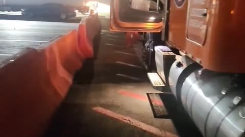 DO I HELP OR NOT #reallifetruckers #truckinlifestyle #trucking #reallifetrucker #truckdriver