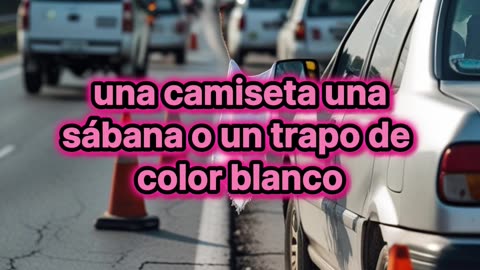 Qué implica que un chofer muestre un trapo blanco por la ventana.