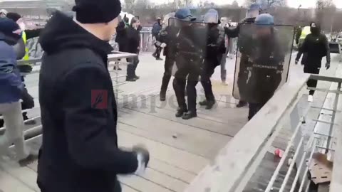 FRENCH BOXER DEFENDS CITIZENS FROM POLICE ABUSE IN PARIS