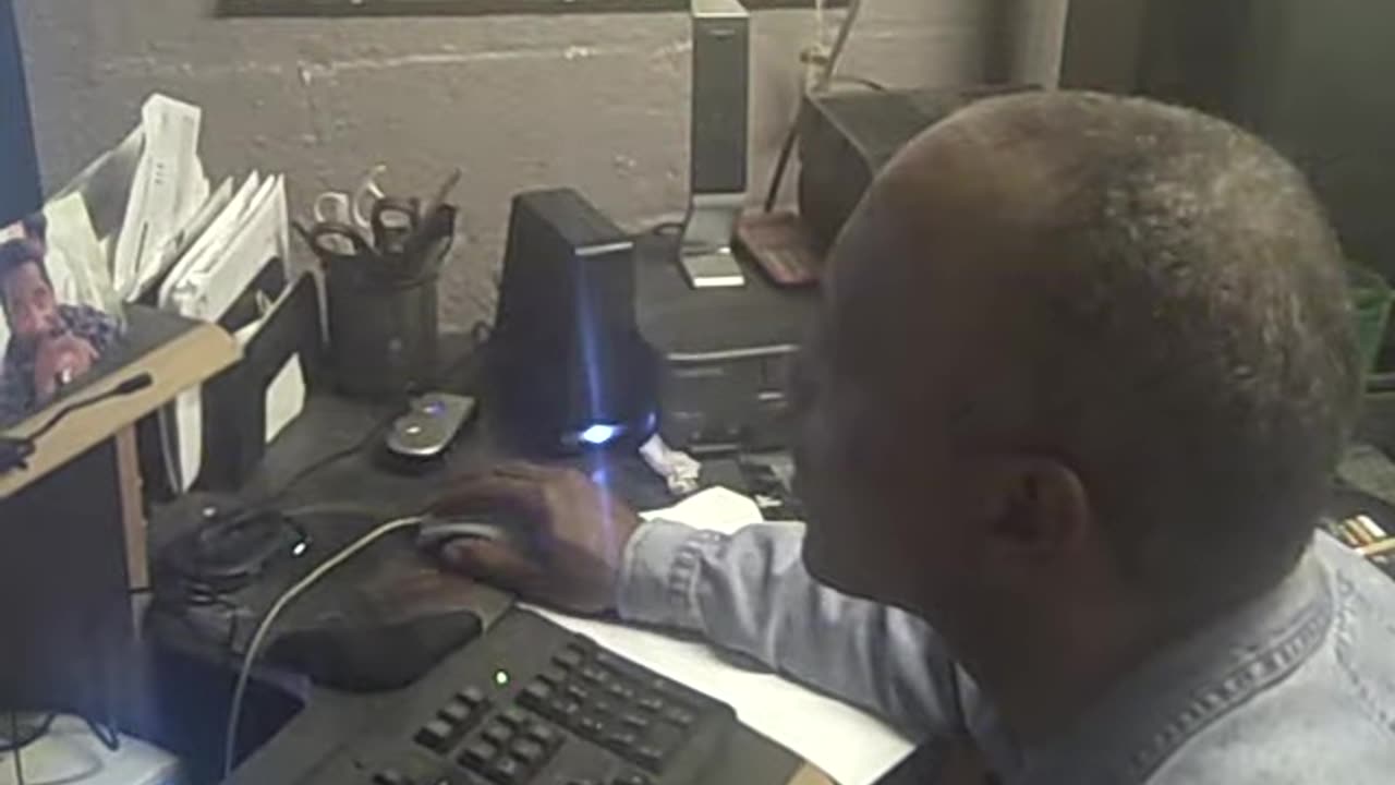 DAVE PLAYING MAZE GAME SHEA SHOW