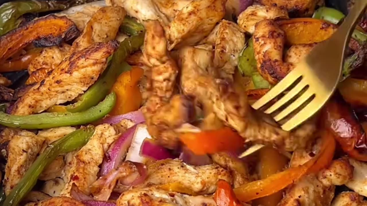 One-Pan Chicken Fajitas in the Air Fryer | Quick, Juicy & Flavor-Packed!