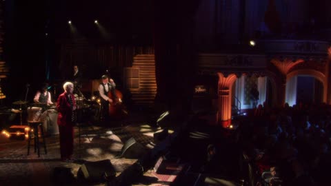 Memphis in June (Hoagy Carmichael cover) - Annie Lennox (live)