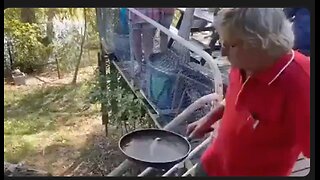 Man Kicks 12ft Gators Ass With A Frying Pan - Walk Softly And Carry A Big Frying Pan! 💥