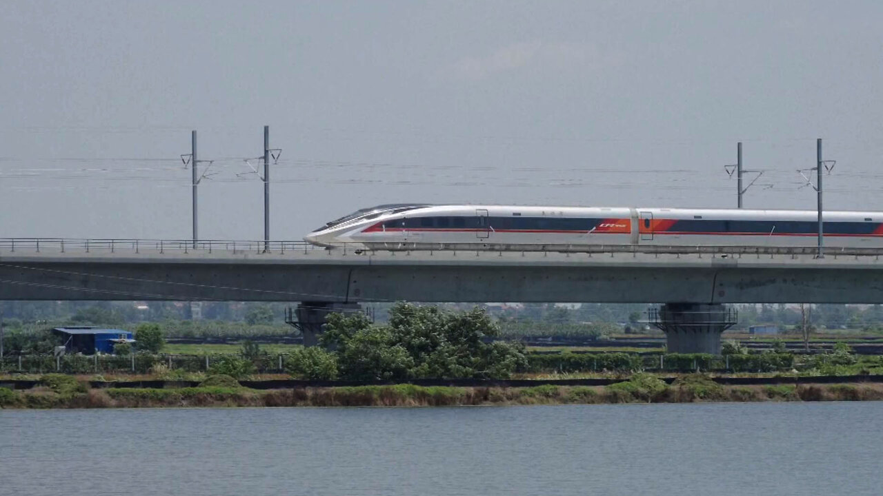 China muestra en movimiento al tren más rápido del mundo