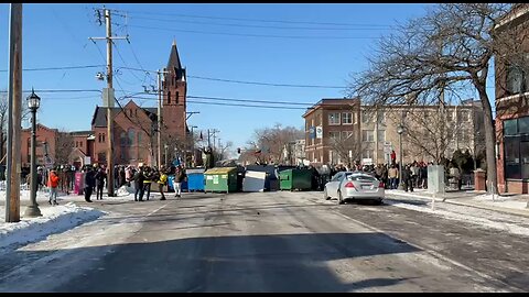 👮‍♂️ 🇺🇸 Anti-ICE protesters assembled a dumpster barricade in
