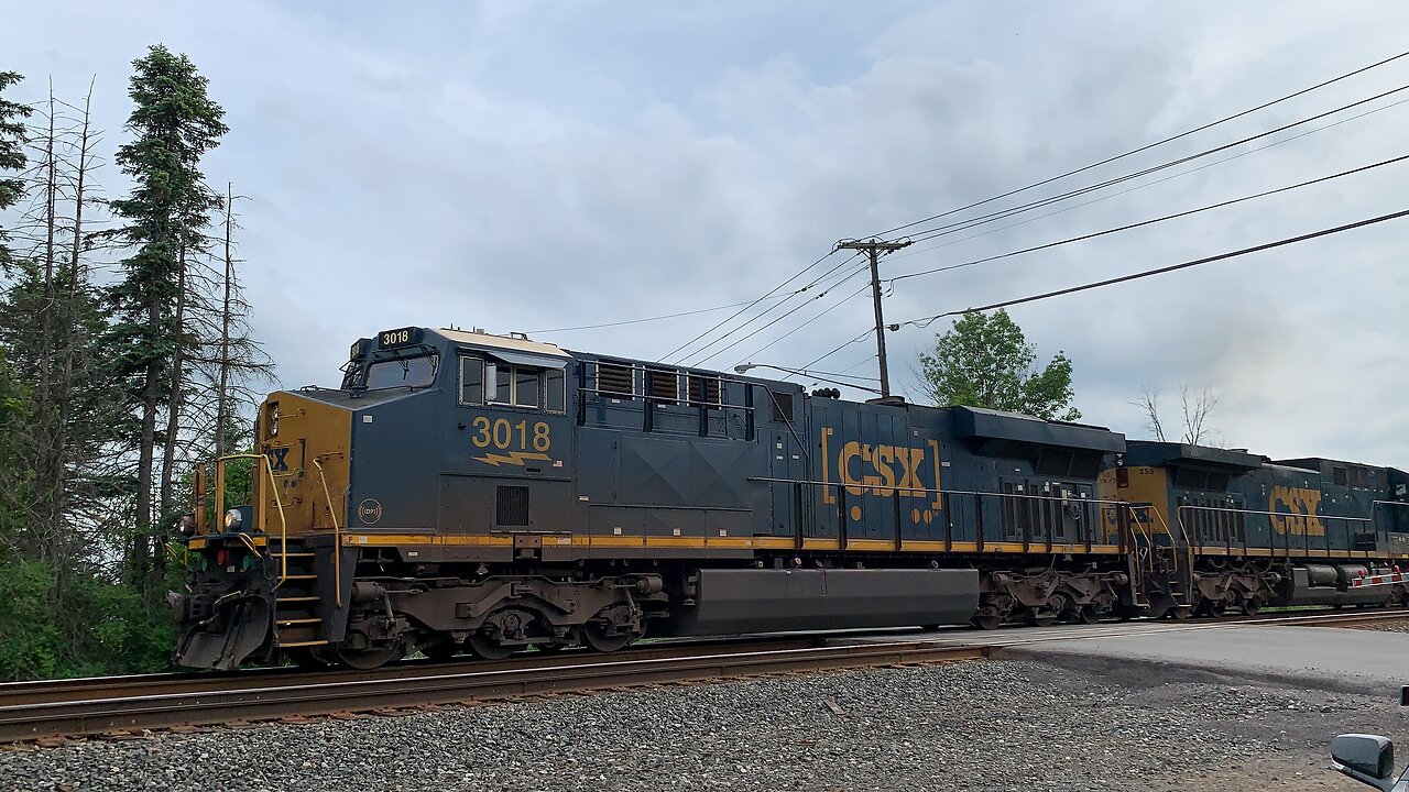 CSX Train meet with 3018 leading one and YN2 466 the other