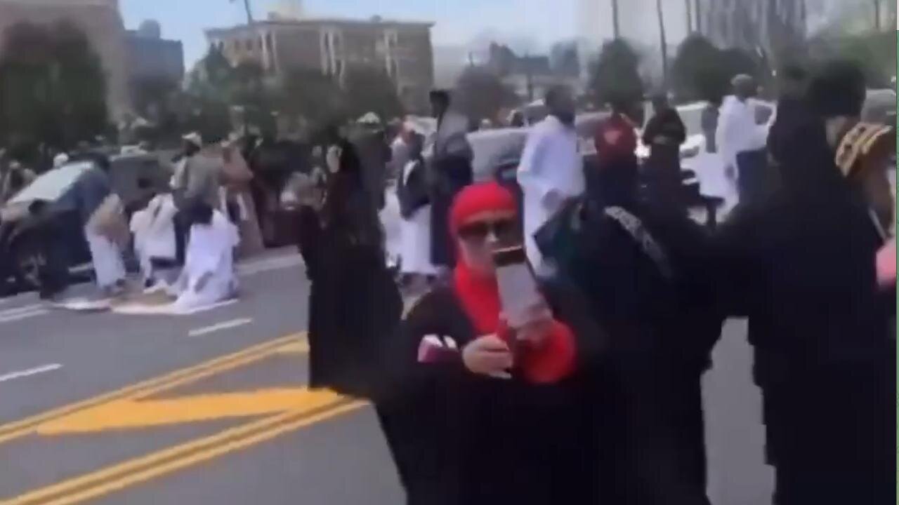 🚨Just happened! Somali invaders shut down streets of Philadelphia, Pennsylvania, to pray…