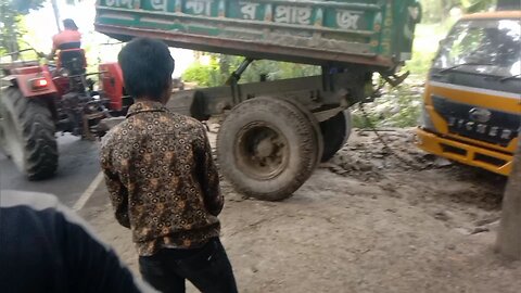 দাম টাক বালু ফেলতে এসে মাটিতে গাড়ি গেছে সাহায্য করলো টাকটার গাড়ি এসে