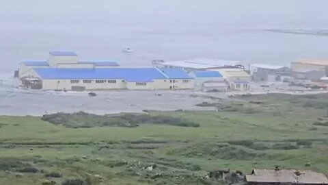 Footage of powerful earthquake and tsunami in Russian Kamchatka peninsula