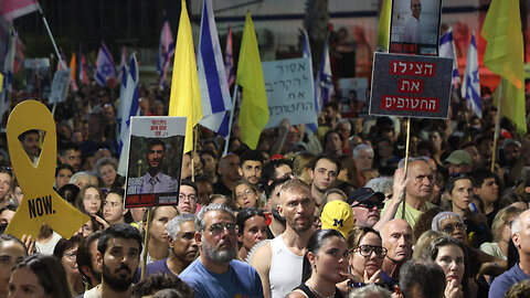Thousands of Israelis take to the streets to protest Gaza war