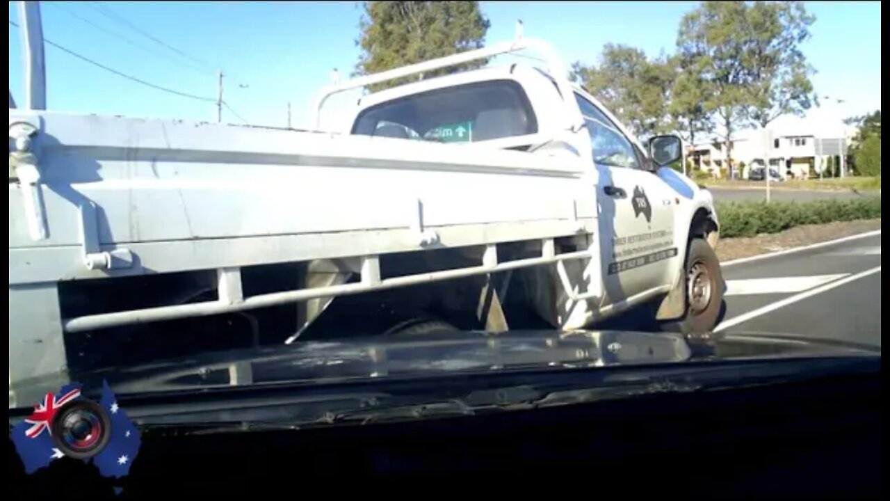 Aussiecams - This is NOT how to use a roundabout! Bribie Island QLD