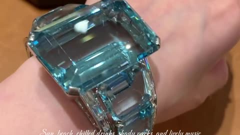 “Massive 185-Carat Aquamarine – A Gem Beyond Imagination! 💎✨”