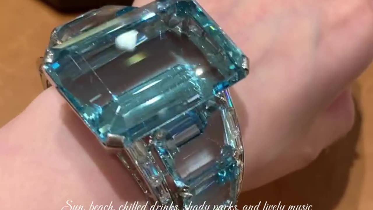 “Massive 185-Carat Aquamarine – A Gem Beyond Imagination! 💎✨”