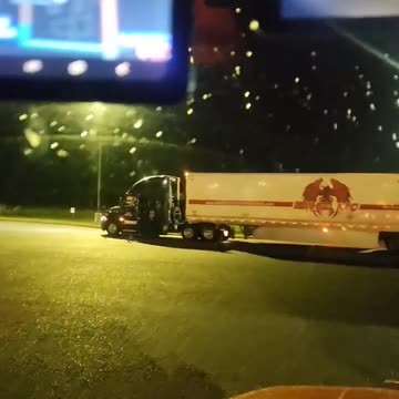 She will run you off #reallifetruckers #ourtruckinglife #atruckerslife #mytruckinglife #truckdriver