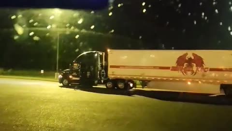She will run you off #reallifetruckers #ourtruckinglife #atruckerslife #mytruckinglife #truckdriver