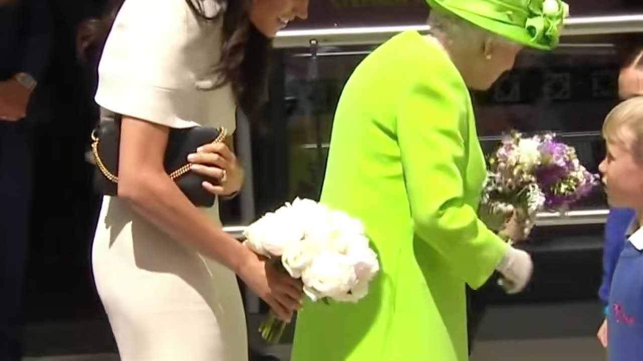 Do You Know How Queen Elizabeth Gave Meghan Markle a Lesson_ #queenel....