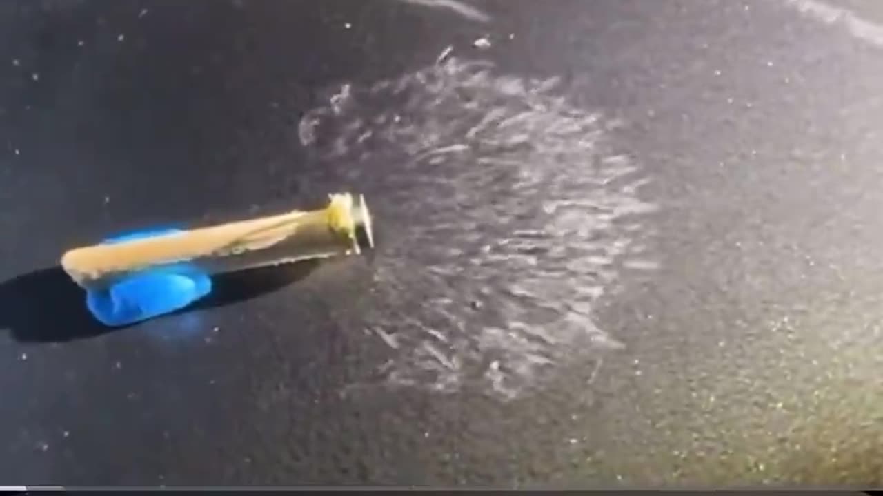 Atoms colliding against a nucleus in a cloud chamber gold foil experiment