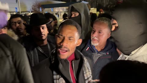 Dearborn, MI: Tense scene as an anti-Islam protester is surrounded and hit with dirt by Muslim