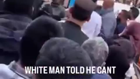 󠁧󠁢󠁥󠁮󠁧󠁿 A white man told he can't be in his own country!