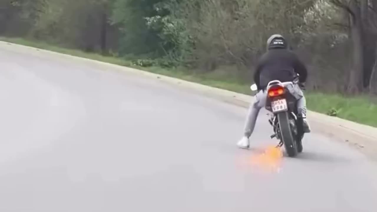 "High-Speed Bike Crashes on Highway – Side Stand Causes Terrible Accident"